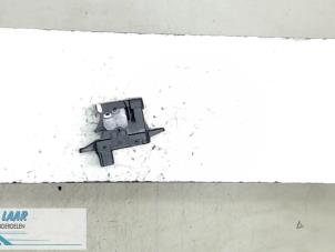 Gebruikte Handrem schakelaar Renault Megane IV (RFBB) 1.6 GT Energy TCe 205 EDC Prijs € 30,25 Inclusief btw aangeboden door Autodemontage van de Laar