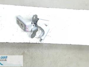 Gebruikte Scharnier deur rechts-achter Renault Grand Scénic III (JZ) 1.6 16V Bifuel Prijs € 35,00 Margeregeling aangeboden door Autodemontage van de Laar