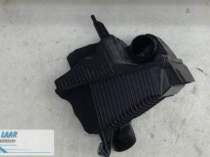 Gebruikte Luchtfilterhuis Renault Megane II CC (EM) 1.6 16V Prijs € 60,00 Margeregeling aangeboden door Autodemontage van de Laar