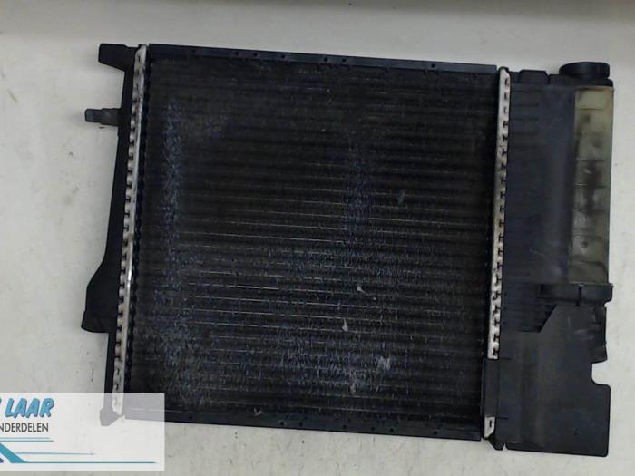 Gebruikte Radiateur BMW 3 serie Touring (E36/3) 316i Prijs € 25,00 Margeregeling aangeboden door Autodemontage van de Laar