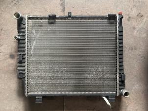 Gebruikte Radiateur Mercedes E (W210) 2.2 E-220D 16V Prijs € 25,00 Margeregeling aangeboden door Autodemontage van de Laar
