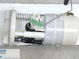 Gebruikte Benzinepomp Renault Clio III (BR/CR) 2.0 16V Prijs € 50,00 Margeregeling aangeboden door Autodemontage van de Laar