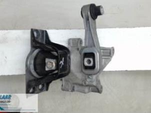Gebruikte Motorsteun Renault Clio III (BR/CR) 2.0 16V Prijs € 50,00 Margeregeling aangeboden door Autodemontage van de Laar