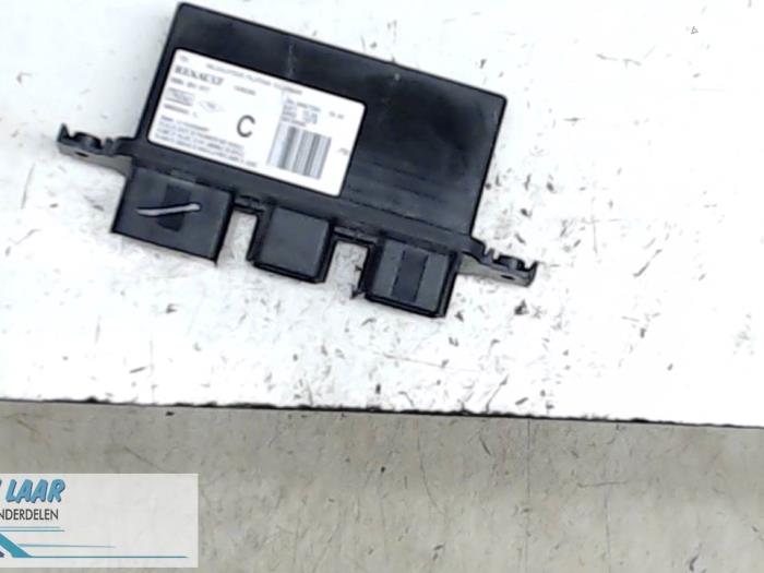 Gebruikte Module (diversen) Renault Clio III (BR/CR) 2.0 16V Prijs € 35,00 Margeregeling aangeboden door Autodemontage van de Laar