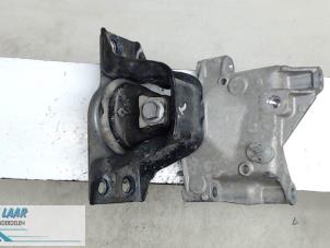 Gebruikte Motorsteun Renault Clio III (BR/CR) 2.0 16V Prijs € 50,00 Margeregeling aangeboden door Autodemontage van de Laar