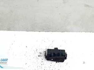 Gebruikte Gevarenlicht Schakelaar Dacia Dokker (0S) 1.6 16V Prijs € 25,00 Margeregeling aangeboden door Autodemontage van de Laar