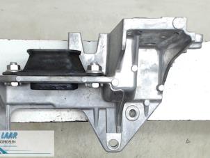 Gebruikte Motorsteun Renault Koleos I 2.5 16V 4x4 Prijs € 70,00 Margeregeling aangeboden door Autodemontage van de Laar