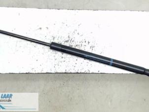 Gebruikte Kofferdekseldemper links-achter Citroen C2 (JM) 1.1 Prijs € 15,00 Margeregeling aangeboden door Autodemontage van de Laar