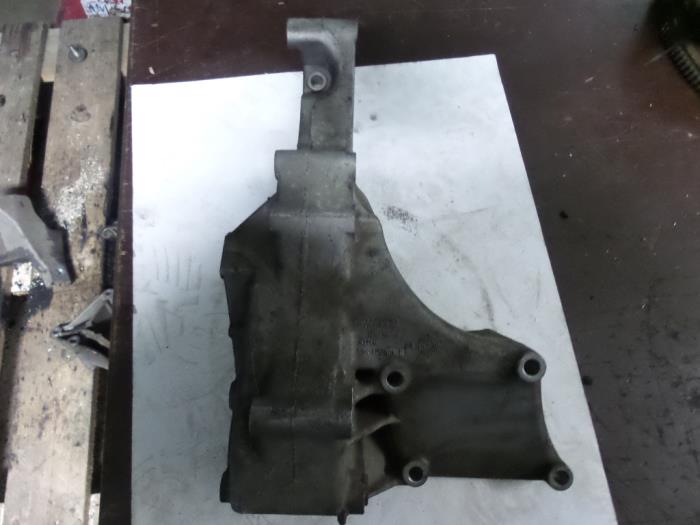 Gebruikte Dynamosteun boven Volkswagen LT II 28/31/35 2.5 Sdi Prijs € 40,00 Margeregeling aangeboden door Autodemontage van de Laar