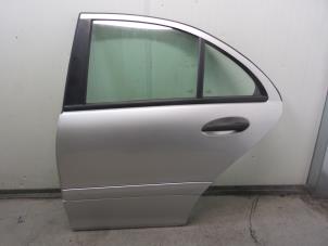 Gebruikte Deur 4Deurs links-achter Mercedes C (W203) 2.0 C-200K 16V Prijs € 140,00 Margeregeling aangeboden door Autodemontage van de Laar