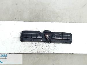 Gebruikte Paniekverlichtings Schakelaar Mercedes C Combi (S203) 2.0 C-180 16V Prijs € 50,00 Margeregeling aangeboden door Autodemontage van de Laar