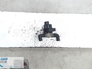 Gebruikte Brandstof Drukregelaar Mercedes C (W203) 2.0 C-200K 16V Prijs € 25,00 Margeregeling aangeboden door Autodemontage van de Laar