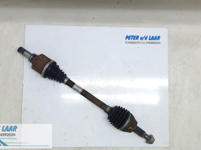 Gebruikte Aandrijfas links-voor Ford Fiesta 6 (JA8) 1.0 EcoBoost 12V 125 Van Prijs op aanvraag aangeboden door Autodemontage van de Laar