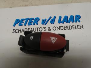 Gebruikte Paniekverlichtings Schakelaar Renault Master IV (MA/MB/MC/MD/MH/MF/MG/MH) 2.3 dCi 16V Prijs € 20,00 Margeregeling aangeboden door Autodemontage van de Laar