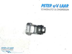 Gebruikte Scharnier deur links-voor Renault Megane III Berline (BZ) 1.5 dCi 110 Prijs € 20,00 Margeregeling aangeboden door Autodemontage van de Laar