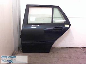 Gebruikte Deur 4Deurs links-achter Mercedes C Combi (S203) 2.2 C-200 CDI 16V Prijs € 150,00 Margeregeling aangeboden door Autodemontage van de Laar