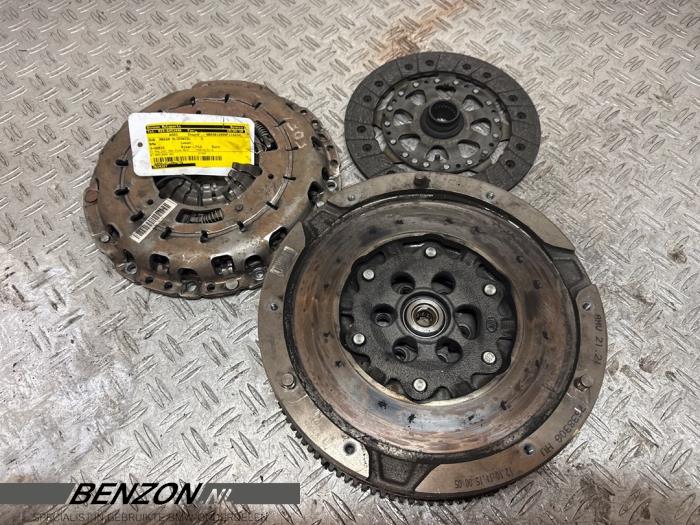 Gebruikte Vliegwiel dubbele massa BMW 3-Serie Prijs € 99,99 Margeregeling aangeboden door Benzon Autodemontage