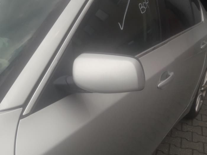 Buitenspiegel links van een BMW 5-Serie 2005