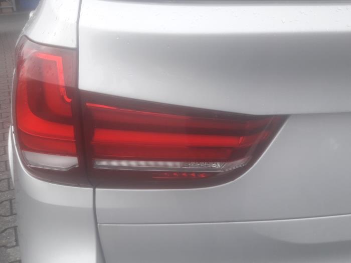 Achterlicht links van een BMW X5 2015