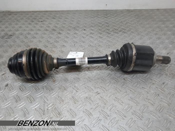 Gebruikte Aandrijfas links-voor BMW X1 (F48) xDrive 20d 2.0 16V Prijs € 200,00 Margeregeling aangeboden door Benzon Autodemontage