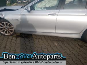 Gebruikte Zijskirt links BMW 5 serie Touring (F11) 520i 16V Prijs € 60,50 Inclusief btw aangeboden door Benzon Autodemontage