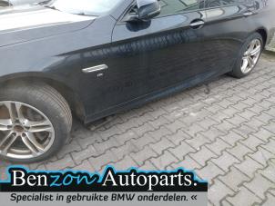 Gebruikte Zijskirt links BMW 5 serie (F10) 535d 24V Prijs € 151,25 Inclusief btw aangeboden door Benzon Autodemontage