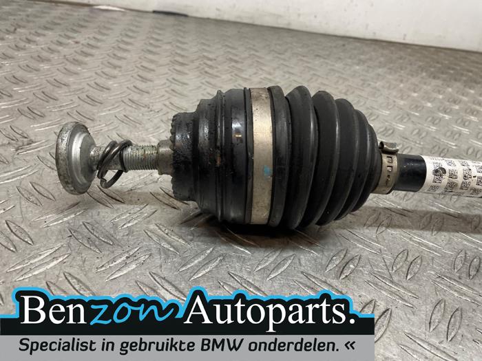 Aandrijfas links-voor van een BMW 1 serie (F40) 116d 1.5 12V TwinPower 2020