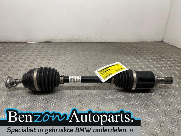 Aandrijfas links-voor van een BMW 1 serie (F40) 116d 1.5 12V TwinPower 2020