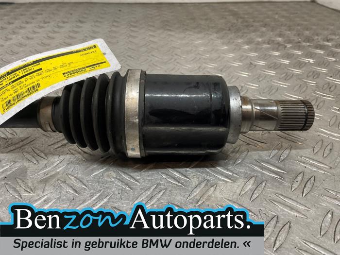 Aandrijfas links-voor van een BMW 1 serie (F40) 116d 1.5 12V TwinPower 2020