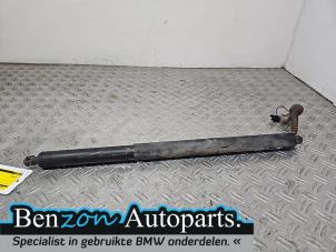 Gebruikte Kofferdekseldemper links-achter BMW X1 (F48) Prijs op aanvraag aangeboden door Benzon Autodemontage