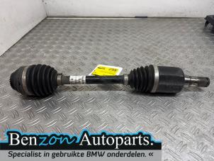 Gebruikte Aandrijfas links-voor BMW 1 serie (F40) 116d 1.5 12V TwinPower Prijs € 300,00 Margeregeling aangeboden door Benzon Autodemontage