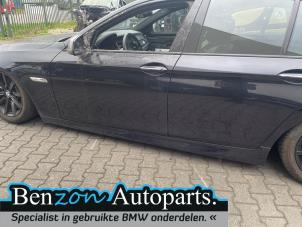 Gebruikte Sideskirt links BMW 5 serie Touring (F11) M550d xDrive 24V Prijs € 125,00 Margeregeling aangeboden door Benzon Autodemontage
