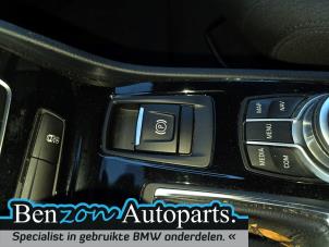 Gebruikte Handrem schakelaar BMW 2 serie Active Tourer (F45) Prijs € 50,00 Margeregeling aangeboden door Benzon Autodemontage