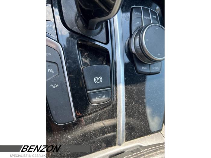 Gebruikte Schakelaar handrem BMW X3 (G01) xDrive 30e 2.0 TwinPower Turbo 16V Prijs € 50,00 Margeregeling aangeboden door Benzon Autodemontage