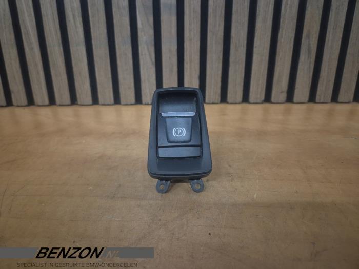 Gebruikte Handrem schakelaar BMW 2 serie Gran Tourer (F46) 218i 1.5 TwinPower Turbo 12V Prijs € 49,99 Margeregeling aangeboden door Benzon Autodemontage