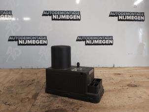 Gebruikte Vacuumpomp Elektrisch Deurvergrendeling Mercedes C (W202) 1.8 C-180 16V Prijs op aanvraag aangeboden door Autodemontage Nijmegen