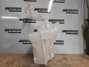 Gebruikte Ruitensproeiertank voor Volkswagen Golf VII (AUA) 1.0 TSI 12V BlueMotion Prijs op aanvraag aangeboden door Autodemontage Nijmegen