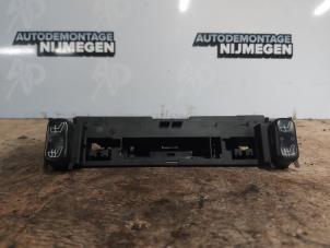 Gebruikte Stoelverwarmings Schakelaar Mercedes E Combi (S210) 2.0 E-200 16V Prijs op aanvraag aangeboden door Autodemontage Nijmegen