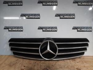 Gebruikte Grille Mercedes CLK (R208) 2.0 200K Evo 16V Prijs op aanvraag aangeboden door Autodemontage Nijmegen