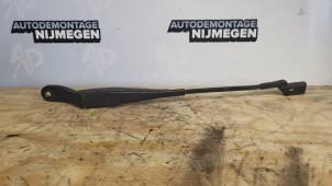 Gebruikte Ruitenwisserarm voor Renault Twingo II (CN) 1.2 16V Prijs op aanvraag aangeboden door Autodemontage Nijmegen