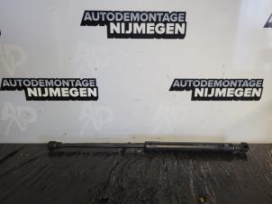 Gebruikte Motorkapdemper links Renault Kangoo/Grand Kangoo (KW) 1.5 Blue dCi 95 Prijs op aanvraag aangeboden door Autodemontage Nijmegen