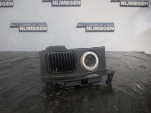 Gebruikte 12 Volt aansluiting Mercedes C (W203) 1.8 C-200K 16V Prijs € 20,00 Margeregeling aangeboden door Autodemontage Nijmegen