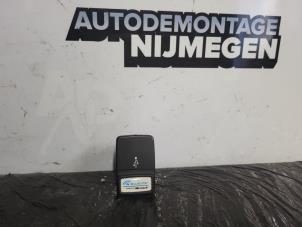 Gebruikte AUX/USB aansluiting Fiat Bravo (198A) 1.6 JTD Multijet 105 Prijs op aanvraag aangeboden door Autodemontage Nijmegen