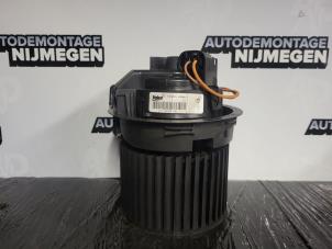 Gebruikte Chaufage Ventilatiemotor Renault Clio IV (5R) 0.9 Energy TCE 90 12V Prijs op aanvraag aangeboden door Autodemontage Nijmegen