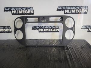 Gebruikte Radio omlijsting Volkswagen Golf Plus (5M1/1KP) 1.6 FSI 16V Prijs op aanvraag aangeboden door Autodemontage Nijmegen