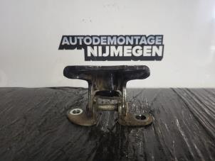 Gebruikte Scharnier deur rechts-achter Peugeot 107 1.0 12V Prijs op aanvraag aangeboden door Autodemontage Nijmegen