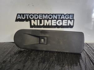 Gebruikte Raam schakelaar elektrisch Renault Clio IV (5R) 0.9 Energy TCE 90 12V Prijs op aanvraag aangeboden door Autodemontage Nijmegen