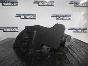 Gebruikte Luchtfilterhuis Peugeot 208 I (CA/CC/CK/CL) 1.2 12V e-THP PureTech 110 Prijs op aanvraag aangeboden door Autodemontage Nijmegen