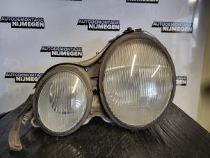 Gebruikte Koplamp links Mercedes E (W210) 2.0 E-200 16V Prijs op aanvraag aangeboden door Autodemontage Nijmegen
