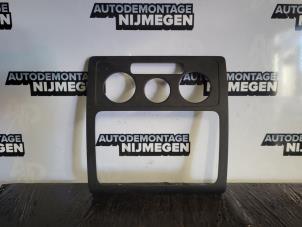 Gebruikte Radio omlijsting Volkswagen Caddy III (2KA,2KH,2CA,2CH) 1.9 TDI Prijs op aanvraag aangeboden door Autodemontage Nijmegen
